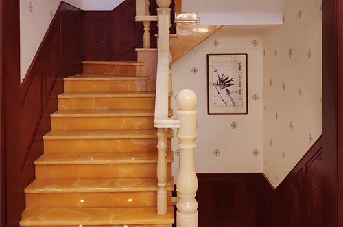 隆阳中式别墅室内汉白玉石楼梯的定制安装装饰效果